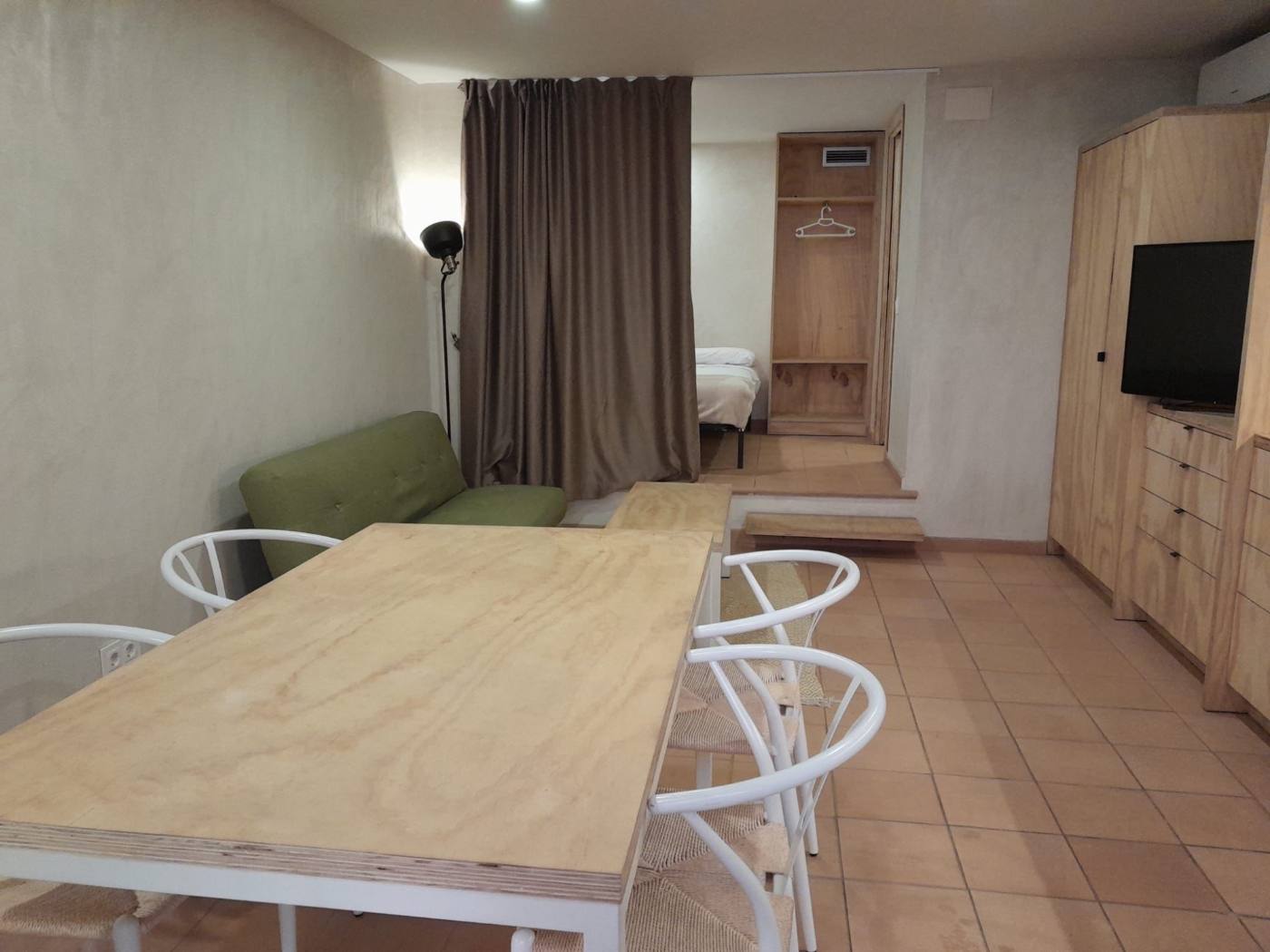 Salón de un apartamento turístico limpio y preparado
