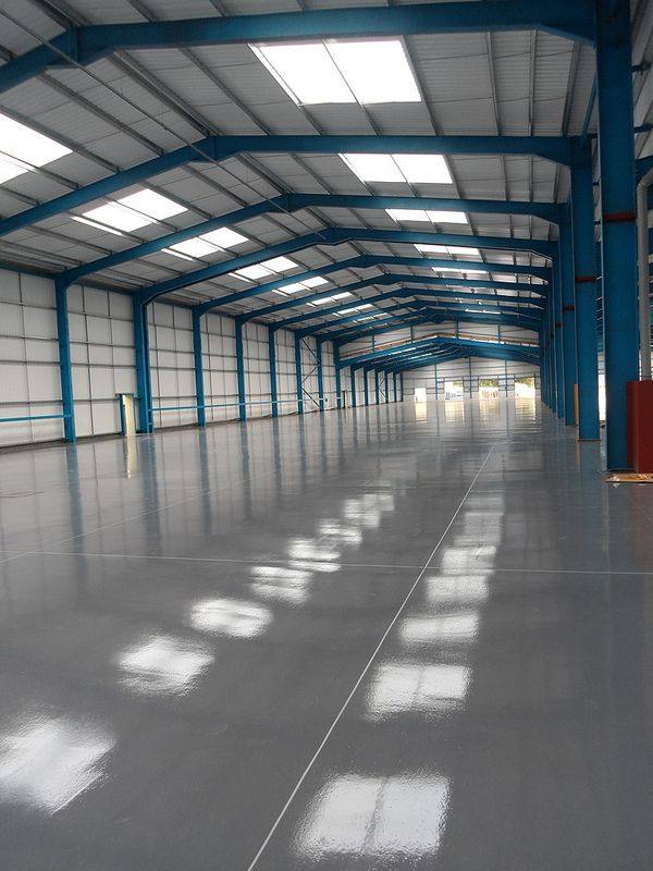 Nave industrial con suelo limpio y pulido