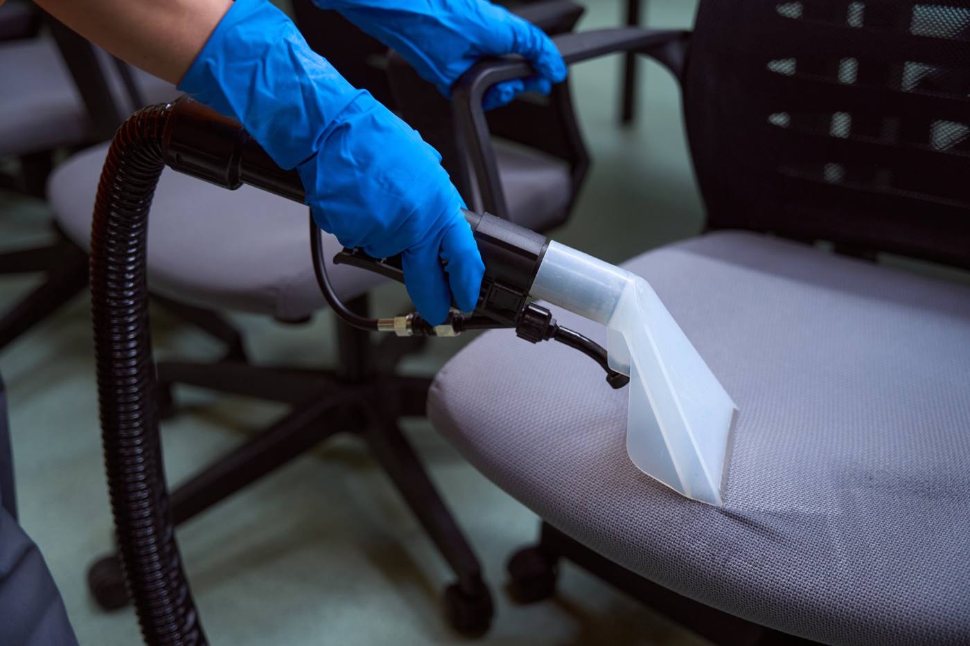 Limpieza de la tapicería de sillas de oficina con aspiradora de inyección